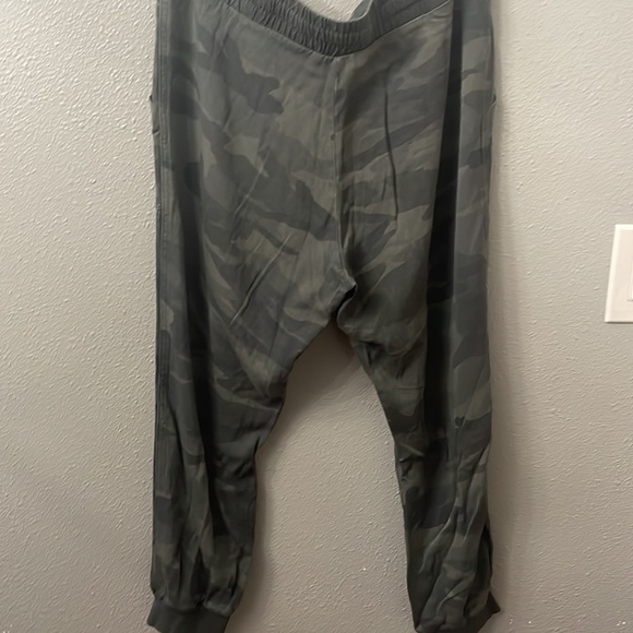 Splendid Women's  Green Camo Soft-Shell Jogger Pants Pull On - Picture 4 of 11